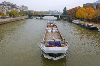 Река Сена делит Париж на две половины, р