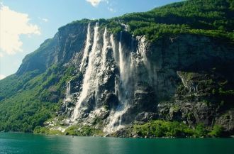 Напротив, на другой стороне Гейрангерфьо