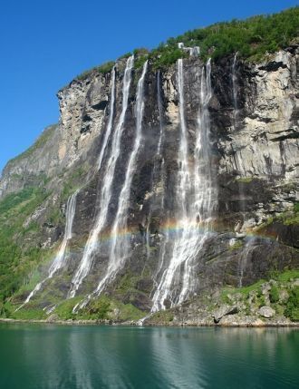 И по сей день льются с высокой скалы в м