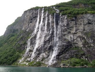 Напротив водопада Семи сестер, на против