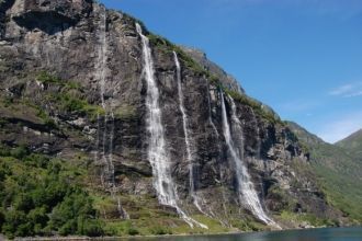 Так и не сдвинулся он с места, так и не 