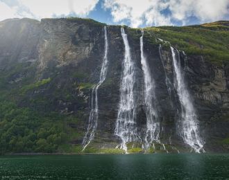 Водопад состоит из семи отдельных потоко