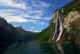 В зависимости от сезона года струй может