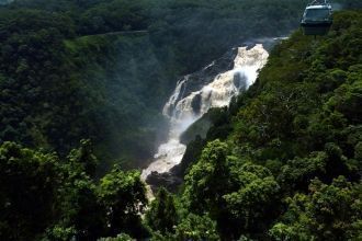 Вблизи водопада для туристов было оборуд