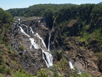 Именно в это время водопад бушует и бурл