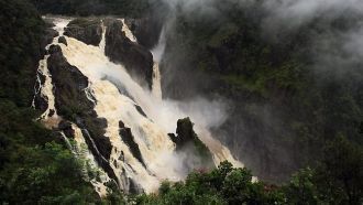 Поезд идет по живописному маршруту, прео