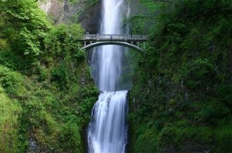 Спокойный водный поток спускается вниз в