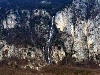 Вся вода Бойковского водопада внизу обра