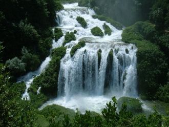 Вода в водопаде производит энергию, поэт