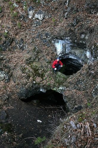 В южной части пещеры имеется колодец, до