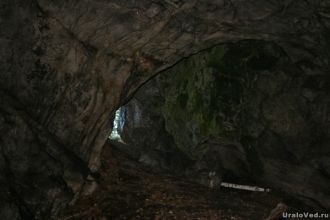 У входа в Лаклинскую пещеру.