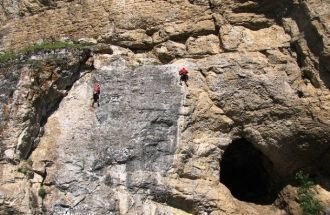 Живописная скала с пещерой.