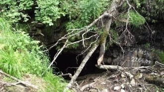 Пещера расположена на территории в 4 кил