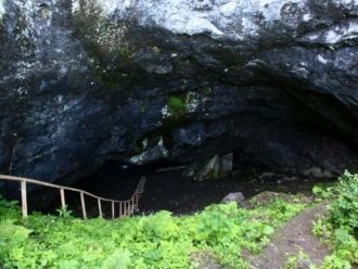 На входе в пещеру сооружена деревянная л