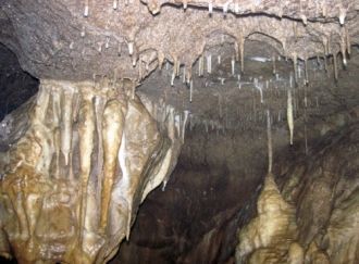 Глубина пещеры составляет 350 м, протяже