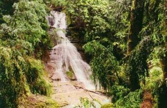 Водопад «Мафапэ», расположенный среди са