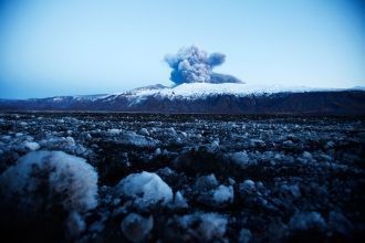 Вулкан Исландии Эйяфьятлайокудль активен
