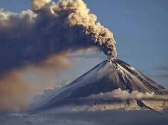 Исландский вулкан Эйяфьятлайокудль являе