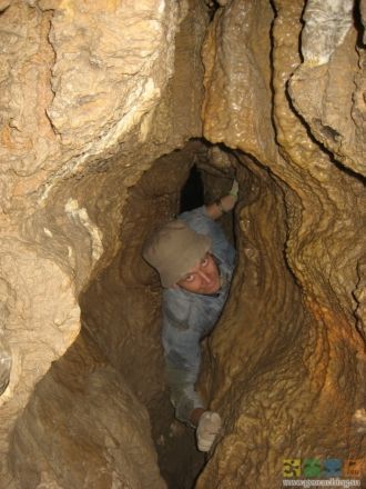 Узкие лазы в проходах пещеры