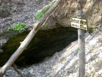 В окрестностях пещеры на обрывистом бере