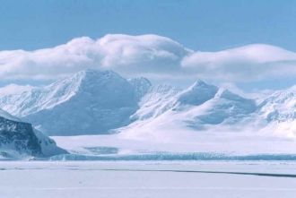Большая часть Антарктиды покрыта льдом, 