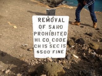 Вокруг пляжа стоят таблички с надписями,