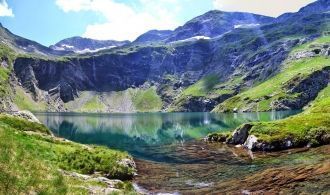 Пиренейские горы формируют естественную 
