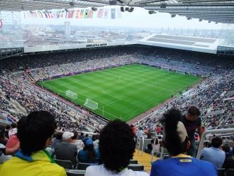 Выполненная огромными буквами на темной 