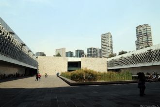 Сам музей был спроектирован Педро Рамире