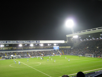 Вид на ночной стадион Хоторнс.