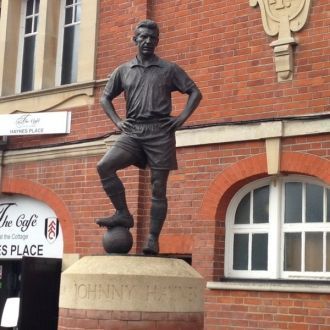 У фасада трибуны, которая носит его имя,