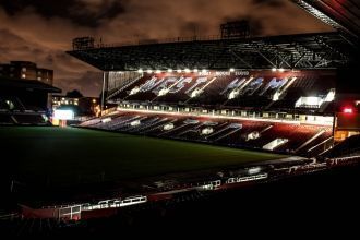 Вид на ночной стадион Болейн Граунд.