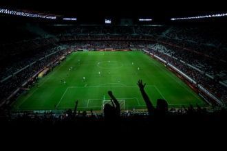 Вид на ночной стадион Рамон Санчес Писху