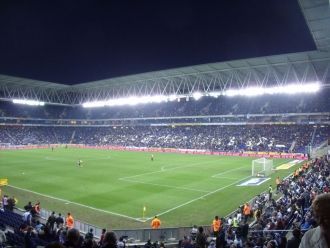 Вид на ночной стадион Корнелья-Эль Прат.