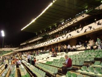 Вид на ночной стадион Бенито Вильямарин.