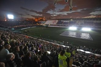 Вид на ночной стадион Артемио Франки.