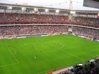 Вместимость Локомотив 28 800 человек.