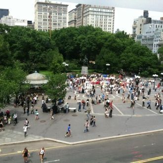 На Юнион-Сквер бурлит жизнь, здесь всё в