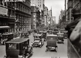Движение автомобилей по Пятой Авеню. 191