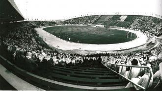 Стадион был первоначально открыт в 1976.