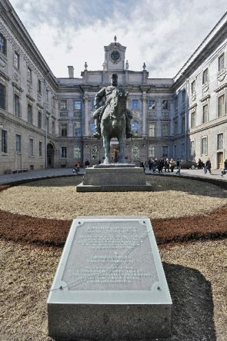 Над постаментом трудился архитектор Ф. О