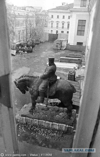 Памятник Александру III во дворе Русског