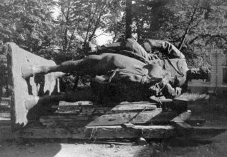 После революции, в 1937 году, памятник б