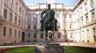 Из-за неказистого вида скульптуры памятн