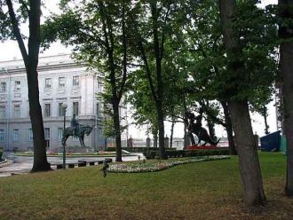 По первоначальной идее по бокам постамен