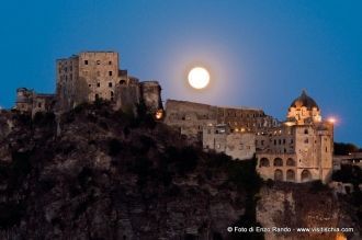 Ночной вид Арагонского замка