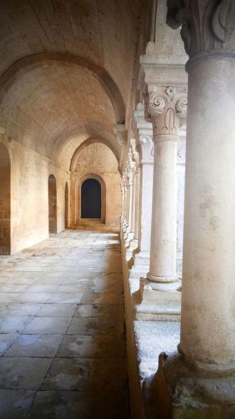 В аббатстве хорошо сохранились средневек
