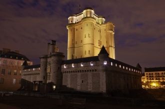 Не территории Венсенского замка располож