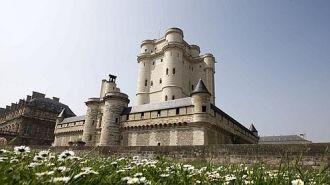 Донжон представляет собой массивное квад